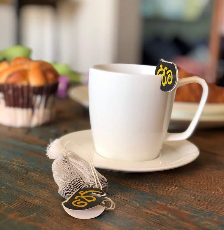 eksklusivt tredisplay m 50 assorterte Chaplon teposer